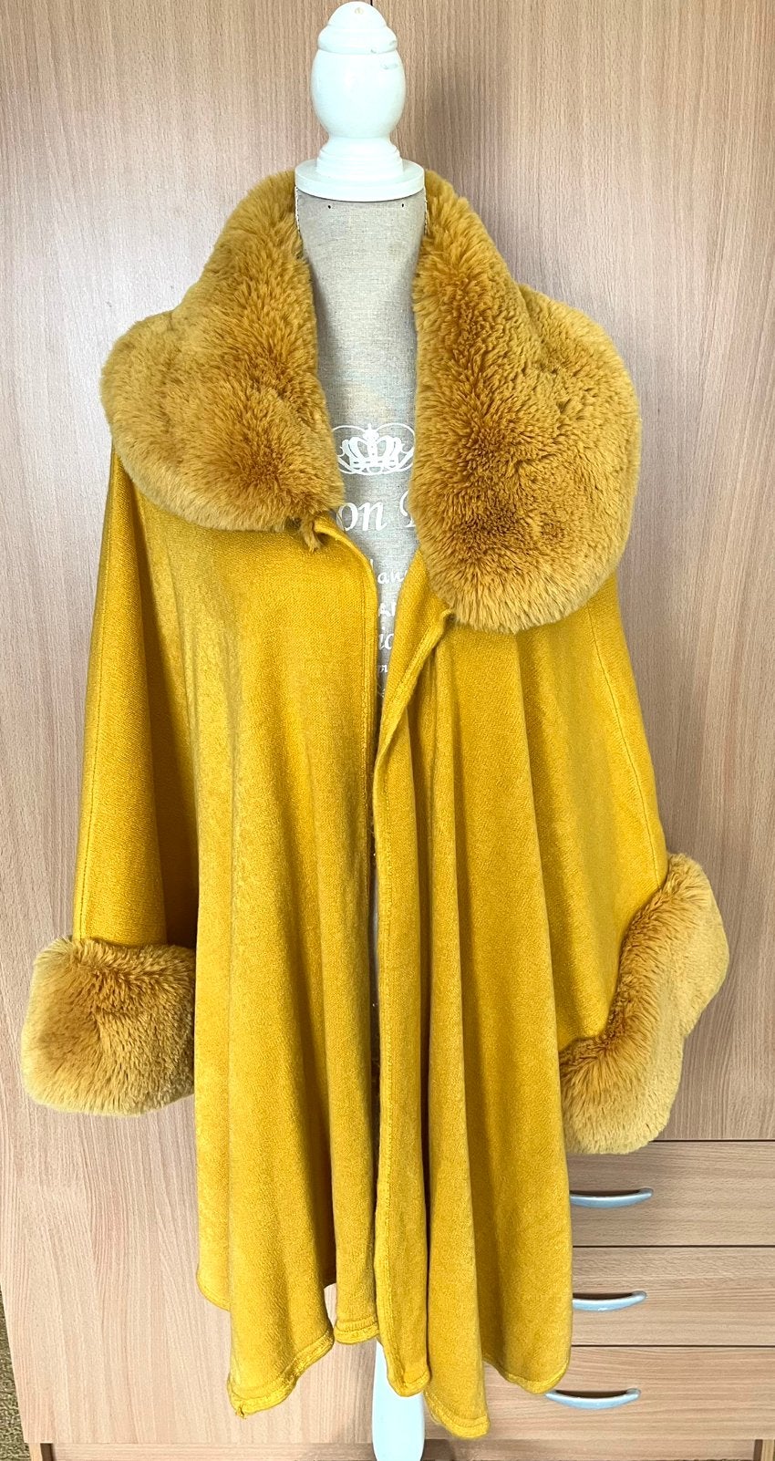 Okergele cape/poncho one size(v), Kleding | Dames, Jassen | Winter, Ophalen of Verzenden, Zo goed als nieuw, Maat 46/48 (XL) of groter