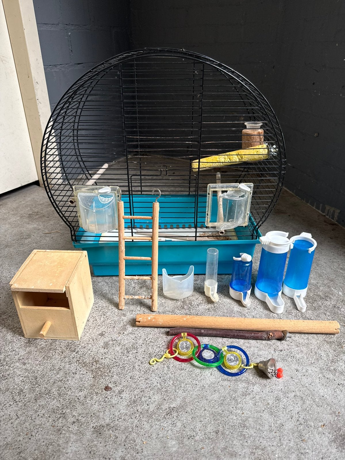 Vogelkooi compleet met accessoires en nestkast, Dieren en Toebehoren, Ophalen, Gebruikt, Metaal, Vogelkooi