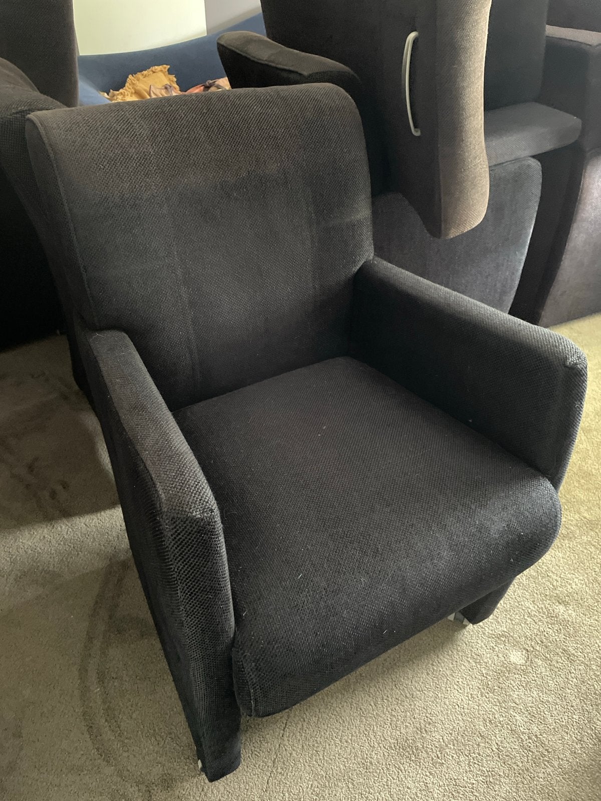 8 Comfortabele zwarte fauteuil op wieltjes handige rug greep, Ophalen, Gebruikt, Minder dan 75 cm, Stof
