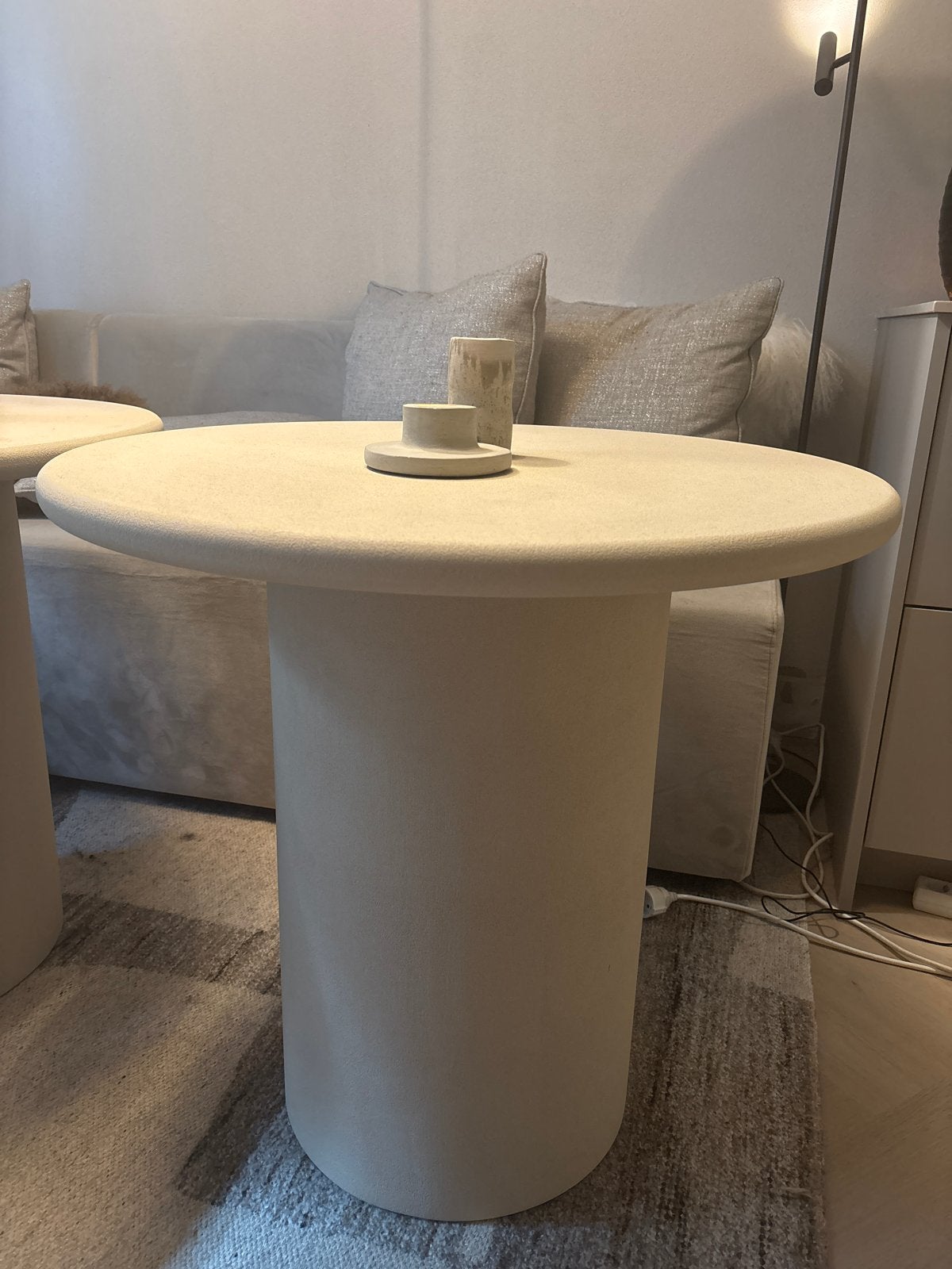 Stijlvolle Japandi ronde bijzettafel - Crème/Wit betoncire, Ophalen, Minder dan 50 cm, 50 tot 100 cm, Rond