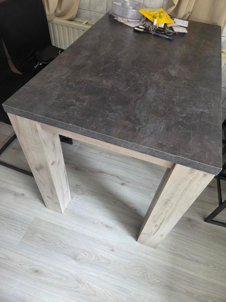 Middelhoge eettafel met stoelen (incl. stoelbeschermers), Ophalen, Gebruikt, 100 tot 150 cm, 50 tot 100 cm