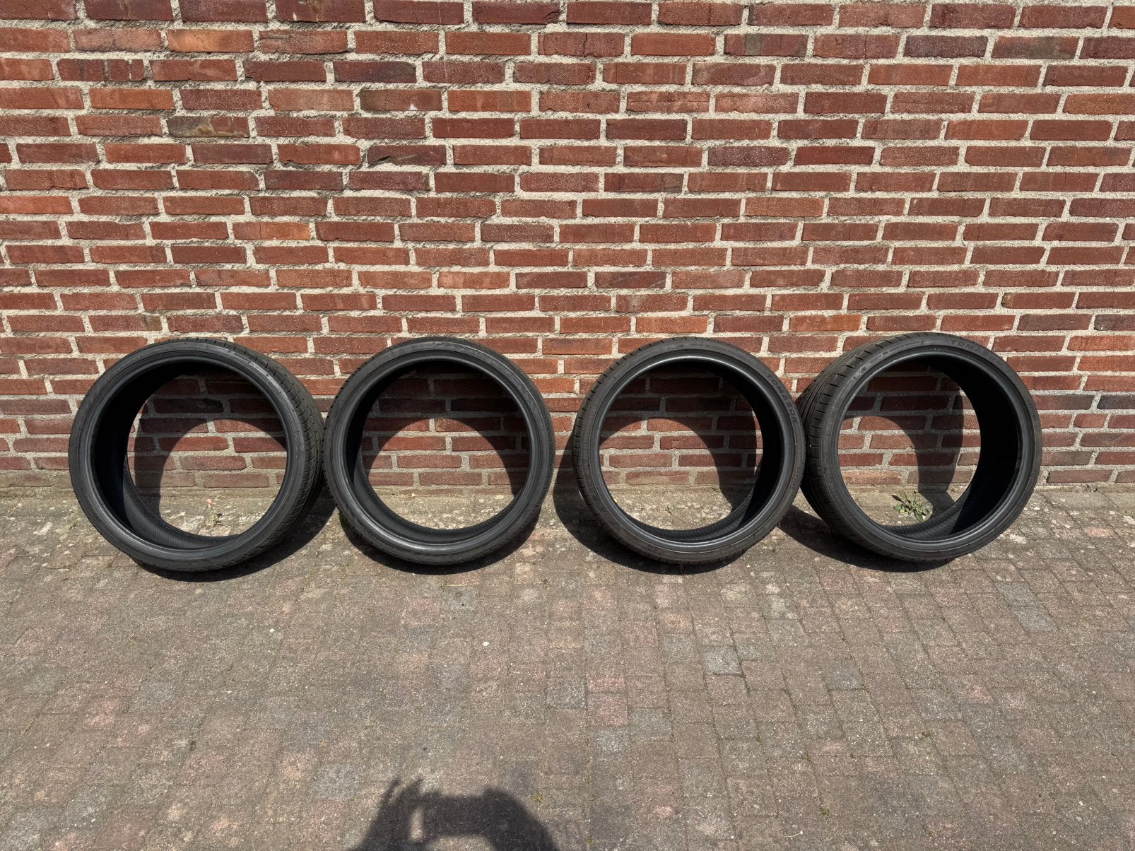 Te koop 4 banden 245-30-R20 zo goed als nieuw., Ophalen