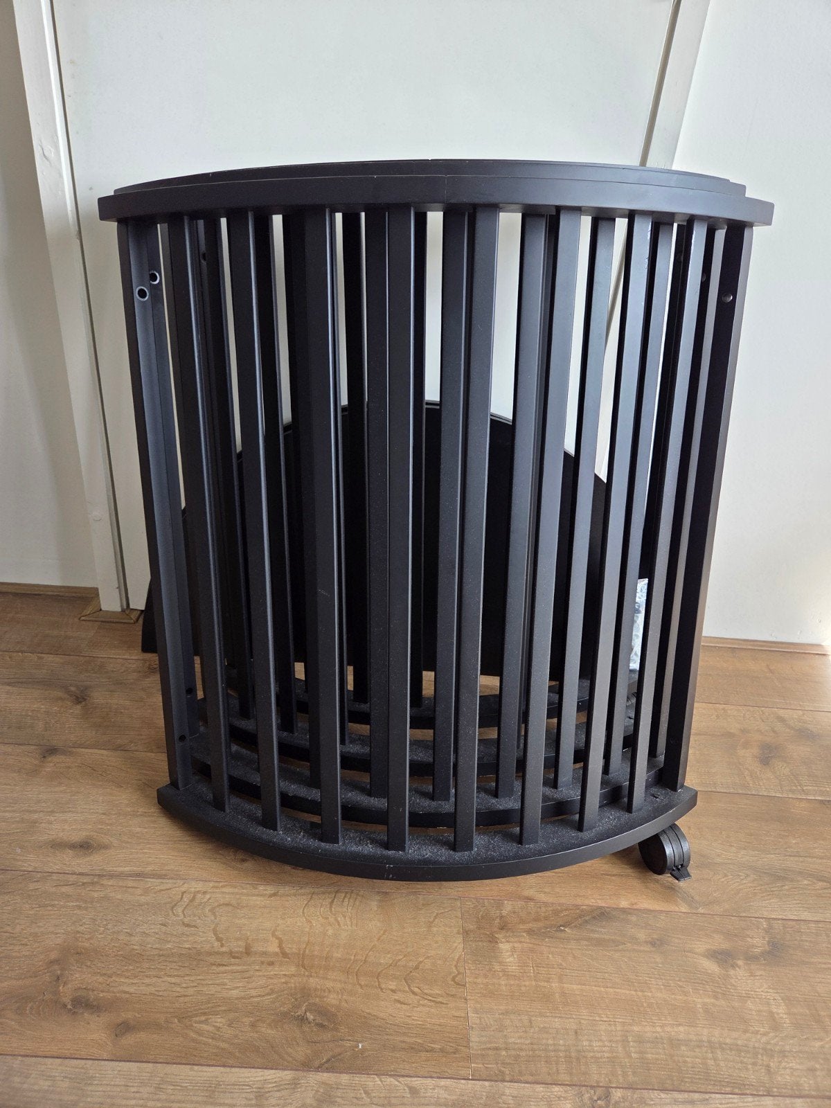 Zwarte ronde Box Europe Baby op wieltjes met rem, Kinderen en Baby's, Ophalen, Zo goed als nieuw, Rond, Wieltjes
