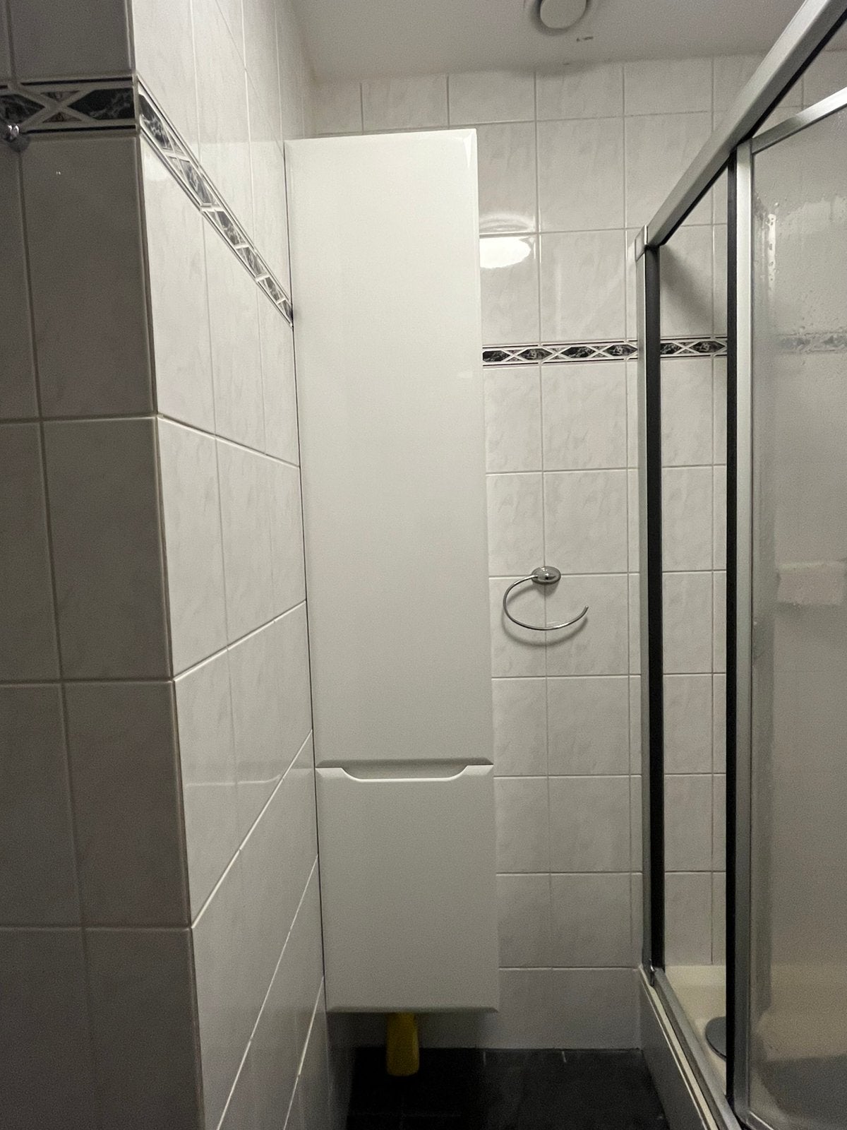 Te koop Mooie 2-deurs badkamerkast, Huis en Inrichting, Ophalen, (Half)hoge kast, Zo goed als nieuw, 150 tot 200 cm
