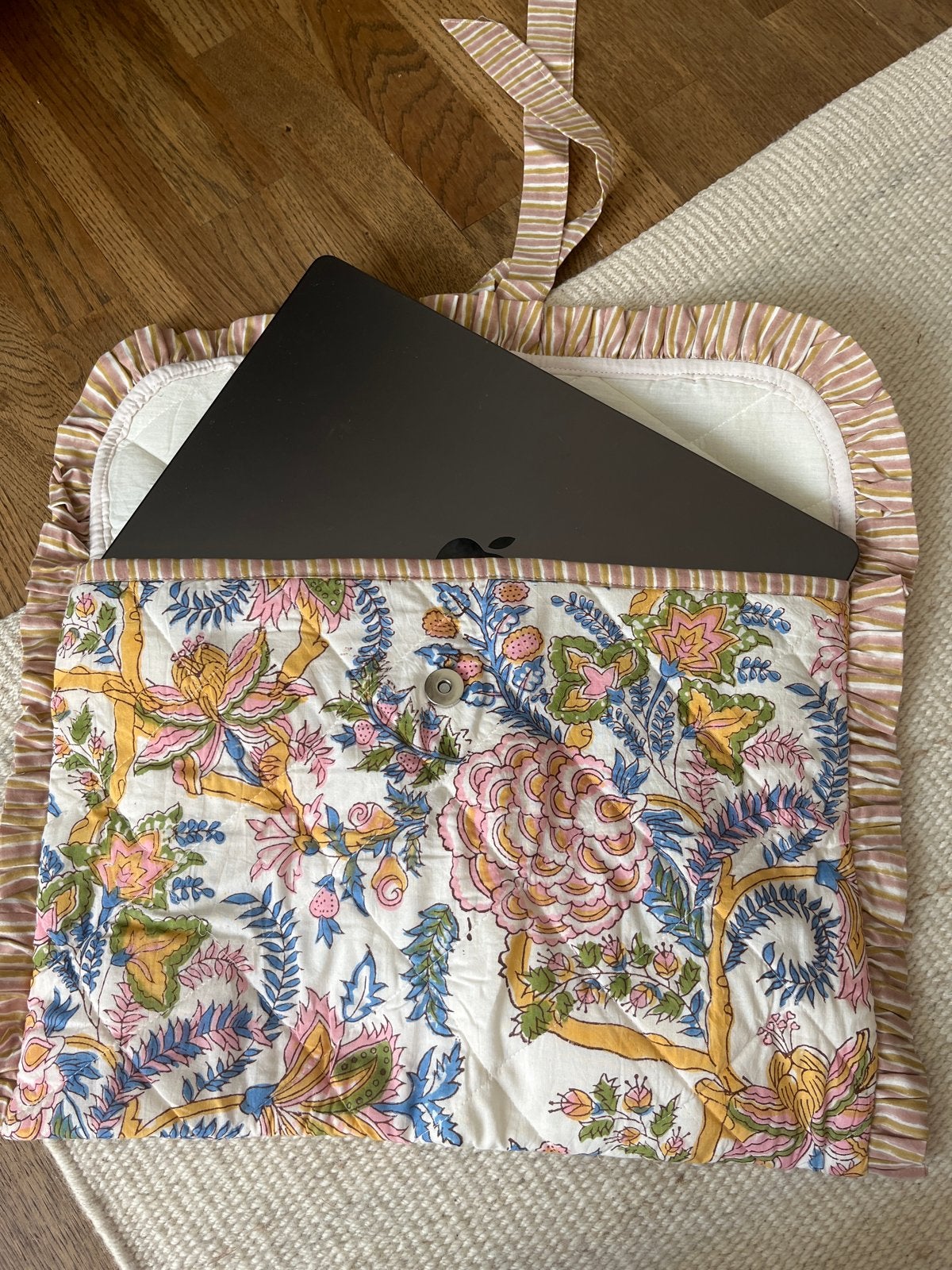 Laptophoes met bloemenprint en ruches - 14 inch, Computers en Software, Laptophoezen, Ophalen of Verzenden, 14 inch, Zo goed als nieuw
