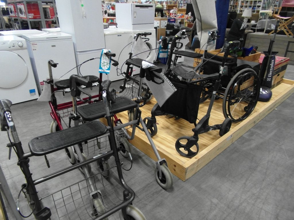 Meerdere rolators en een rolstoel. 2switchonline, Diversen, Rollators, Ophalen, Zo goed als nieuw