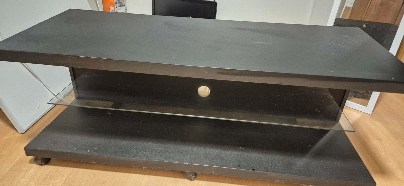 Zwart TV-meubel met glazen plank, Ophalen, Gebruikt, 100 tot 150 cm, Glas