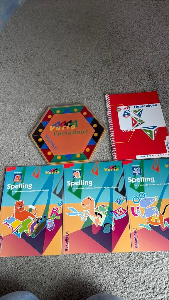 Varia: doos+figurenboek+3 oefenboekjes spelling, Ophalen of Verzenden, Zo goed als nieuw