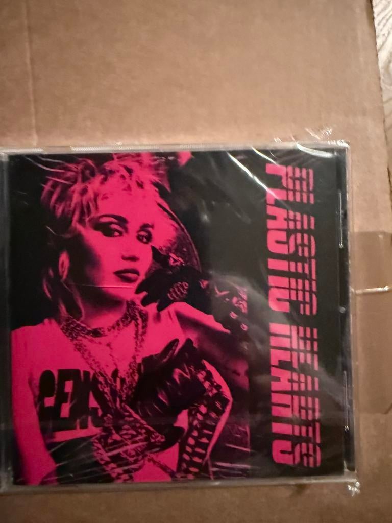 Cd miley cyrus plastic hearts geseald, Ophalen of Verzenden, Zo goed als nieuw, Poprock