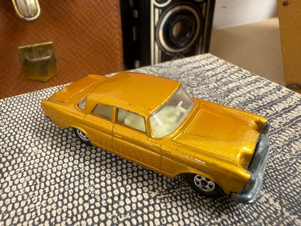 Matchbox Superfast No.46 Mercedes-300 SE (Goud), Hobby en Vrije tijd, Ophalen of Verzenden, Gebruikt, Auto, Matchbox