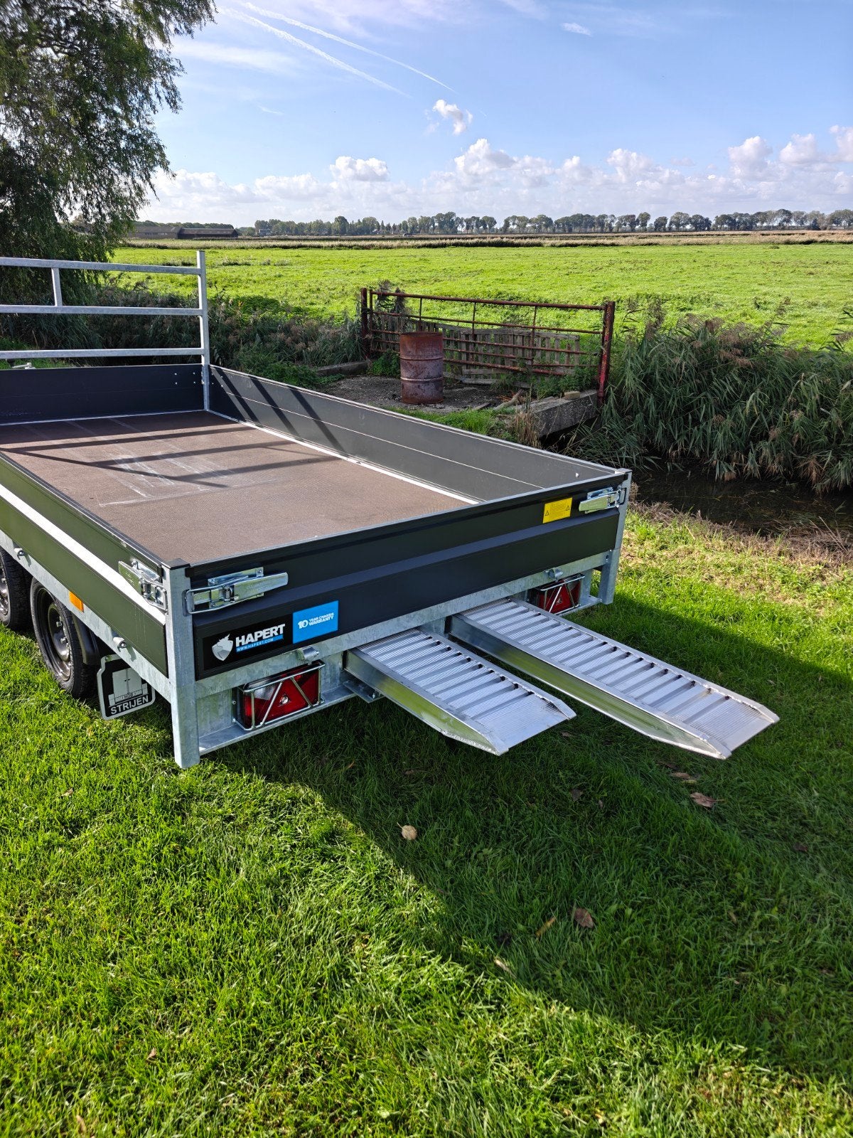 Demo Hapert plateau aanhanger Black Edition + rijplaten, Auto diversen, Ophalen of Verzenden, Zo goed als nieuw