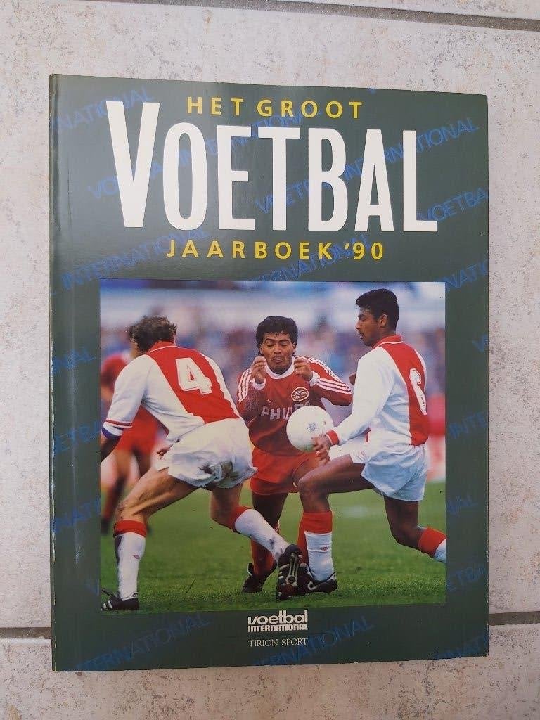 Het groot voetbal jaarboek ‘90, Boeken, Gelezen, Diverse auteurs, Ophalen of Verzenden, Balsport