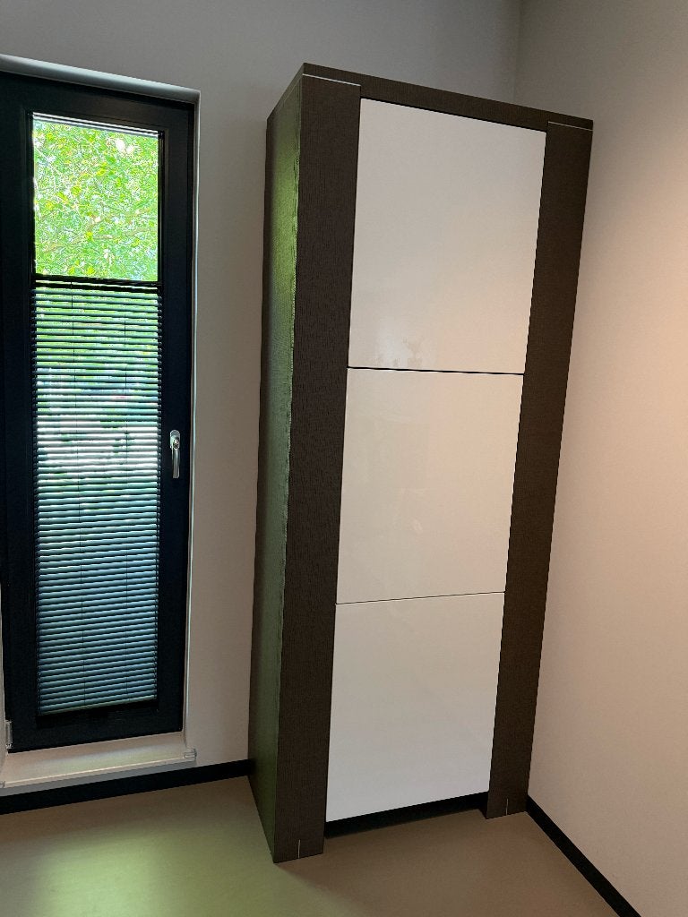 Design Meubel - Hoge Kast 3 deuren (SAMEZA TYPE 101), Ophalen, Zo goed als nieuw