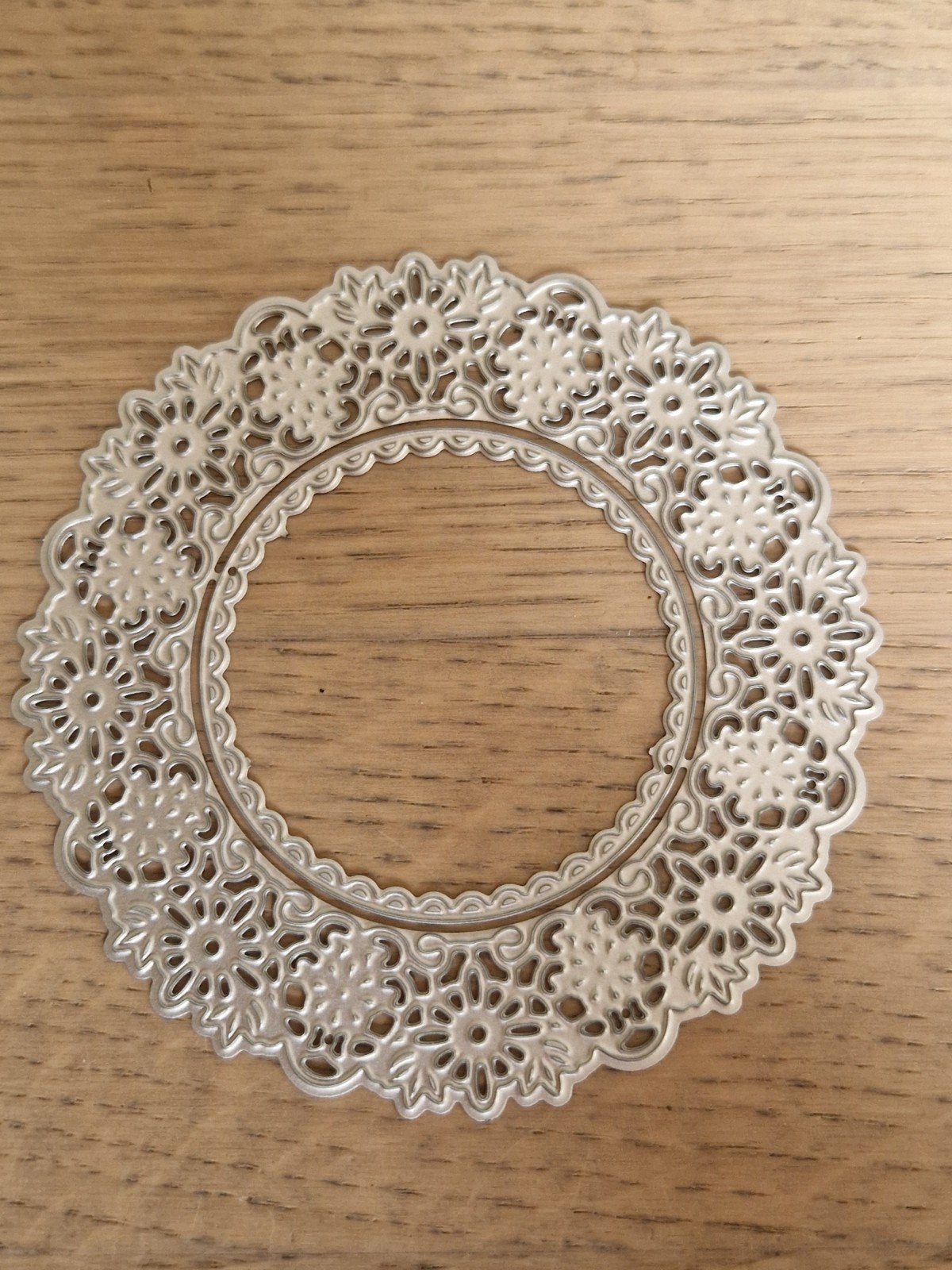 Rond snijmal met bloemmotief - 10 cm doorsnee, Ophalen of Verzenden