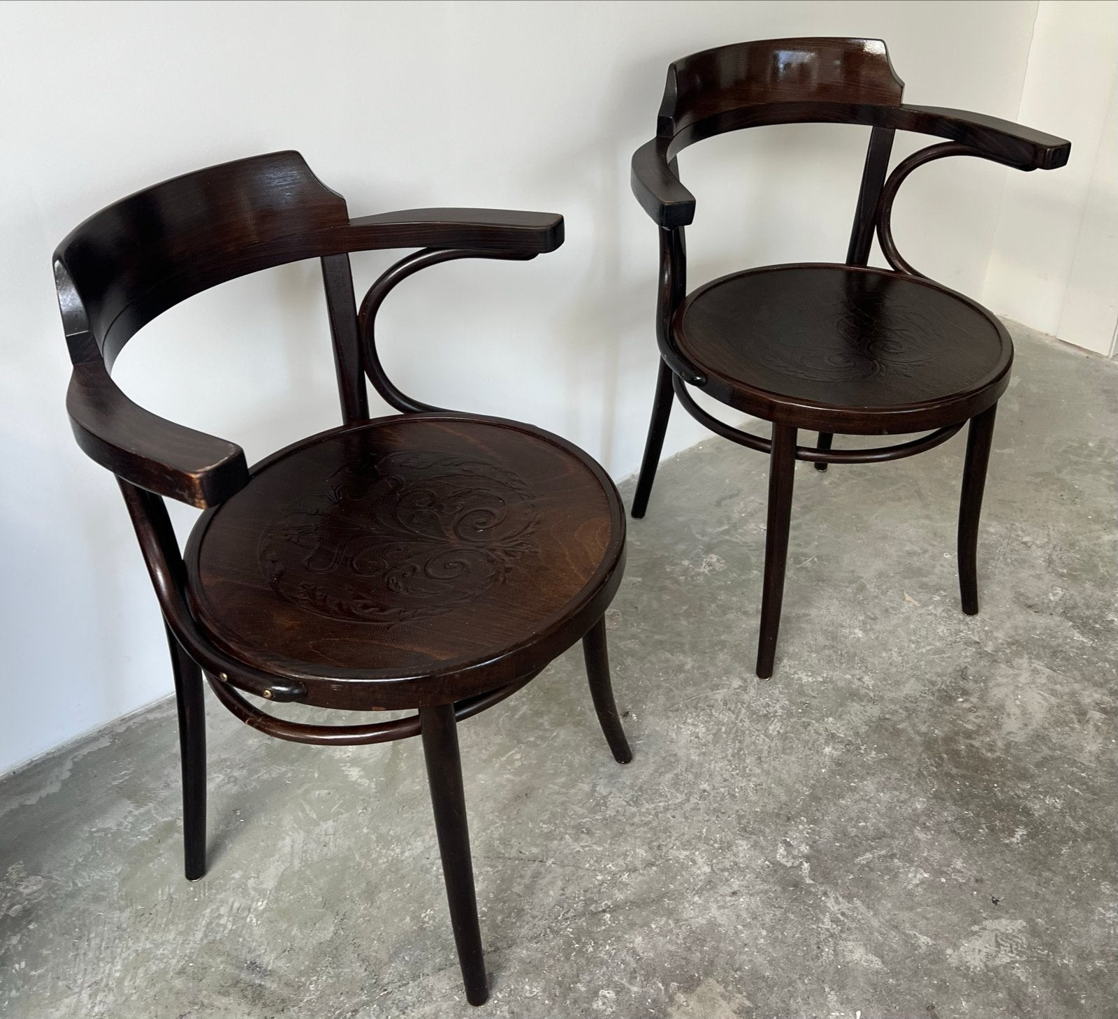 Thonet stoelen met armleuningen en reliëf, Ophalen