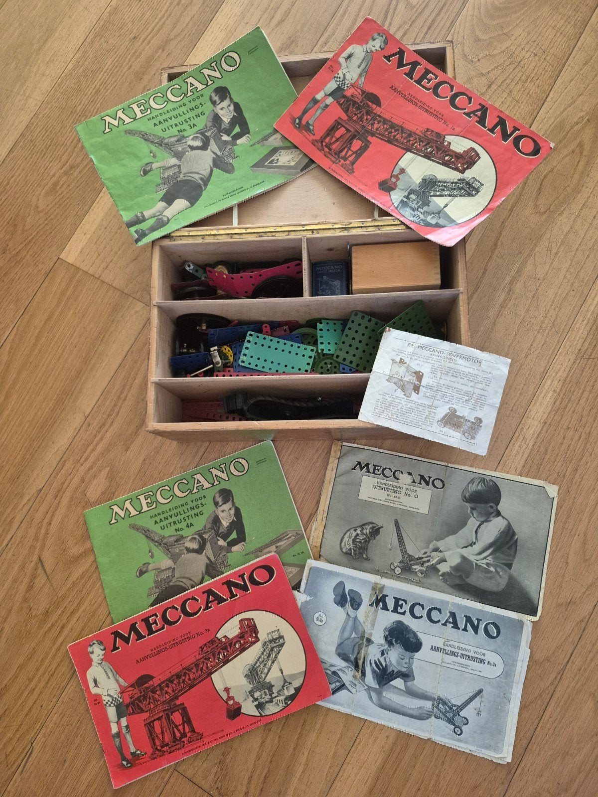 Doos Meccano met motor, div. bouwboekjes en veel onderdelen, Hobby en Vrije tijd, Stempelen, Ophalen, Gebruikt
