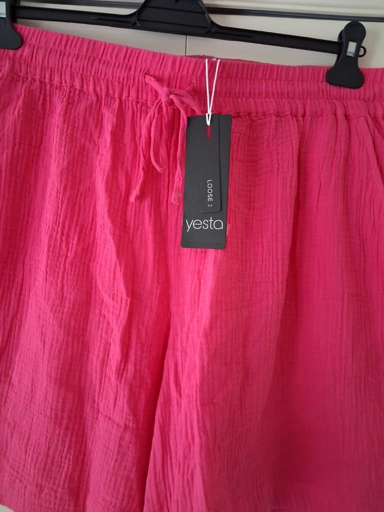 Fel  rose korte broek merk yesta maat 3/ 52, Ophalen of Verzenden, Zo goed als nieuw, Roze, Broek of Spijkerbroek