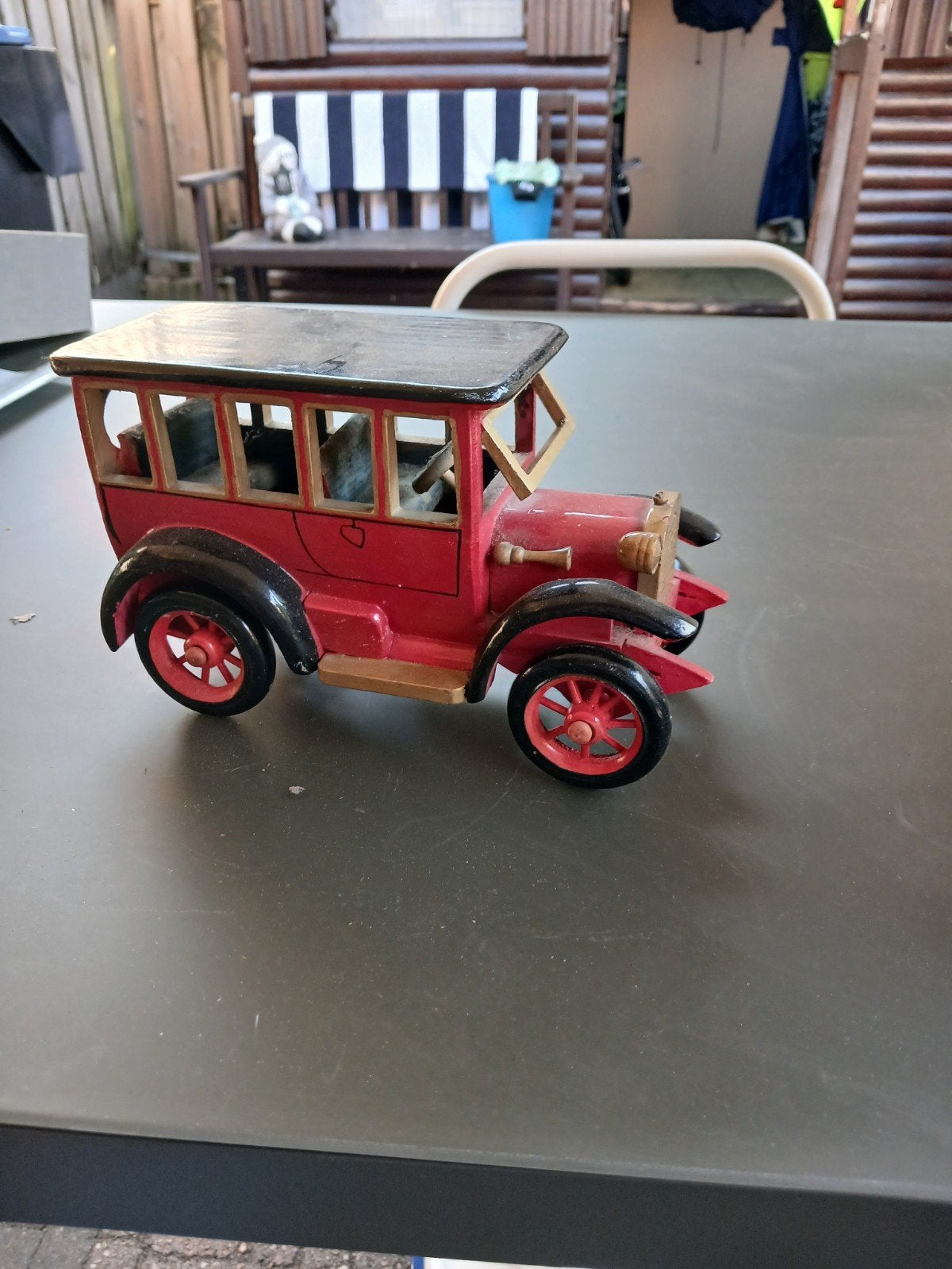 Houten modelauto, vintage stijl, rood met zwart dak, Hobby en Vrije tijd, Overige merken, Gebruikt, Auto, Groter dan 1:32