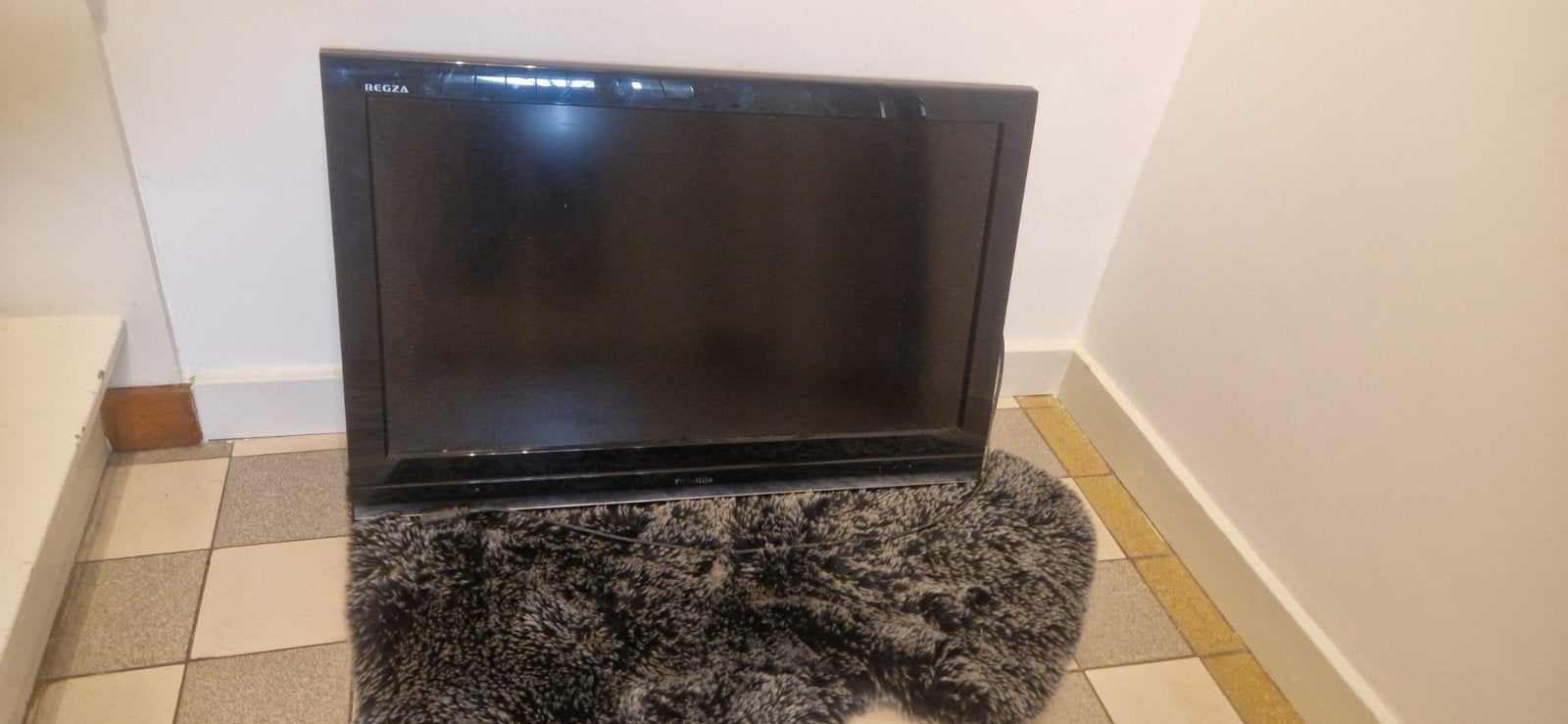 Toshiba LCD Kleurentelevisie - 32 inch, inc. muurbeugel, 50 Hz, Gebruikt, Toshiba, HD Ready (720p)