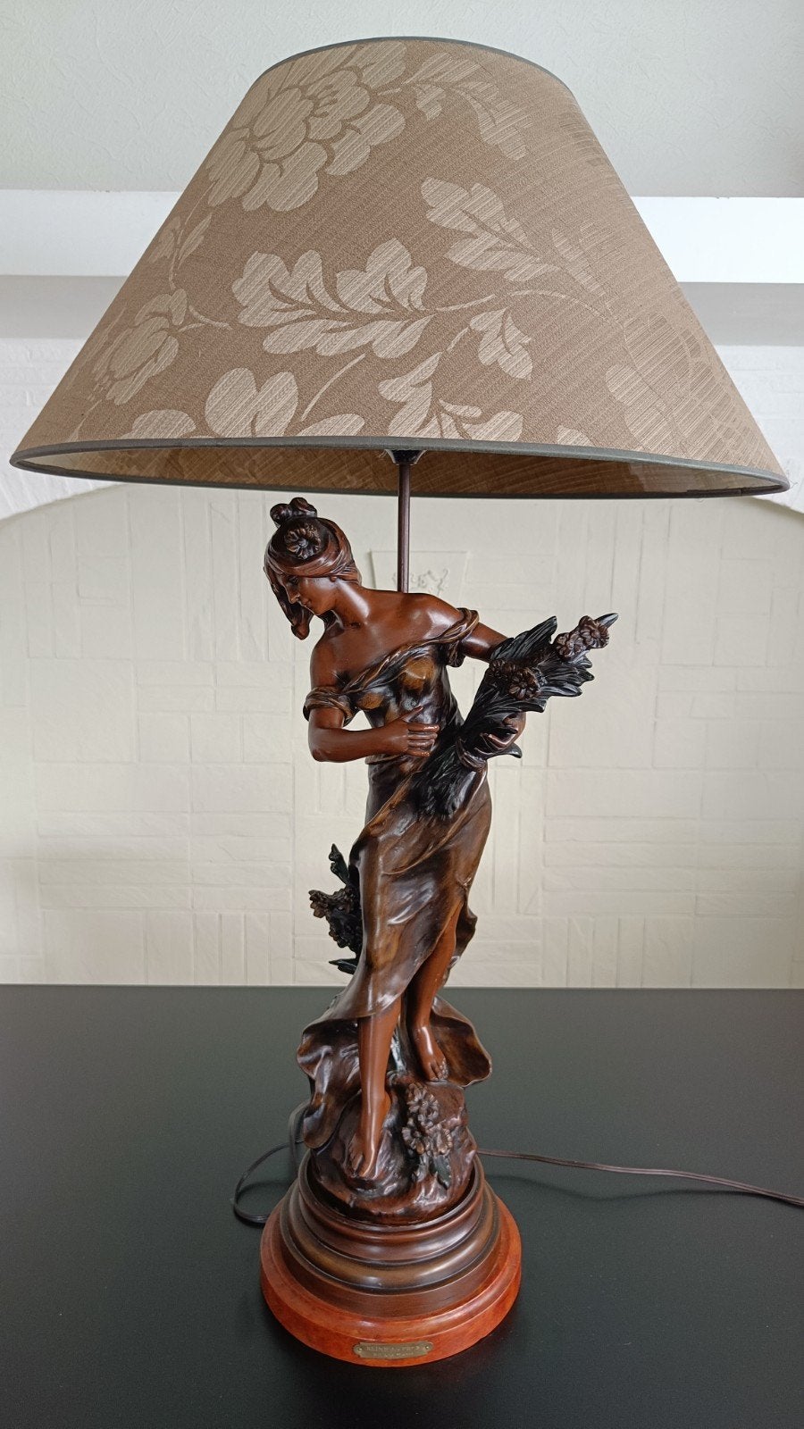 Antieke tafellamp vrouw met bloemen A.Moreau., Ophalen