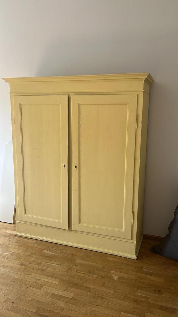 Gele houten kledingkast met planken en hangruimte, Huis en Inrichting, Kasten | Kledingkasten, Ophalen, Gebruikt, 100 tot 150 cm