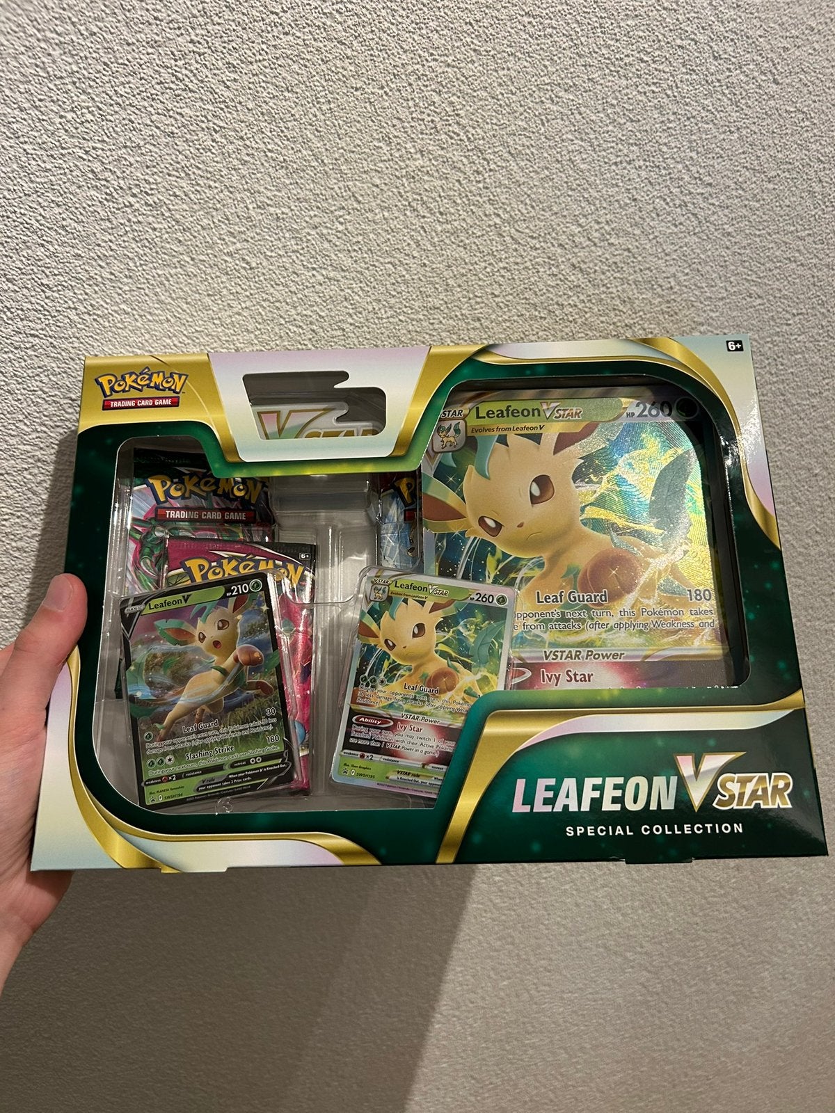 Leafeon Vstar box, Hobby en Vrije tijd, Verzamelkaartspellen | Pokémon, Ophalen of Verzenden, Nieuw, Losse kaart, Foil