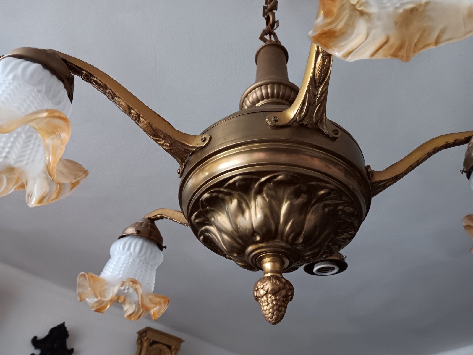 Antieke bronzen kroonluchter met 4 glazen kappen, Ophalen