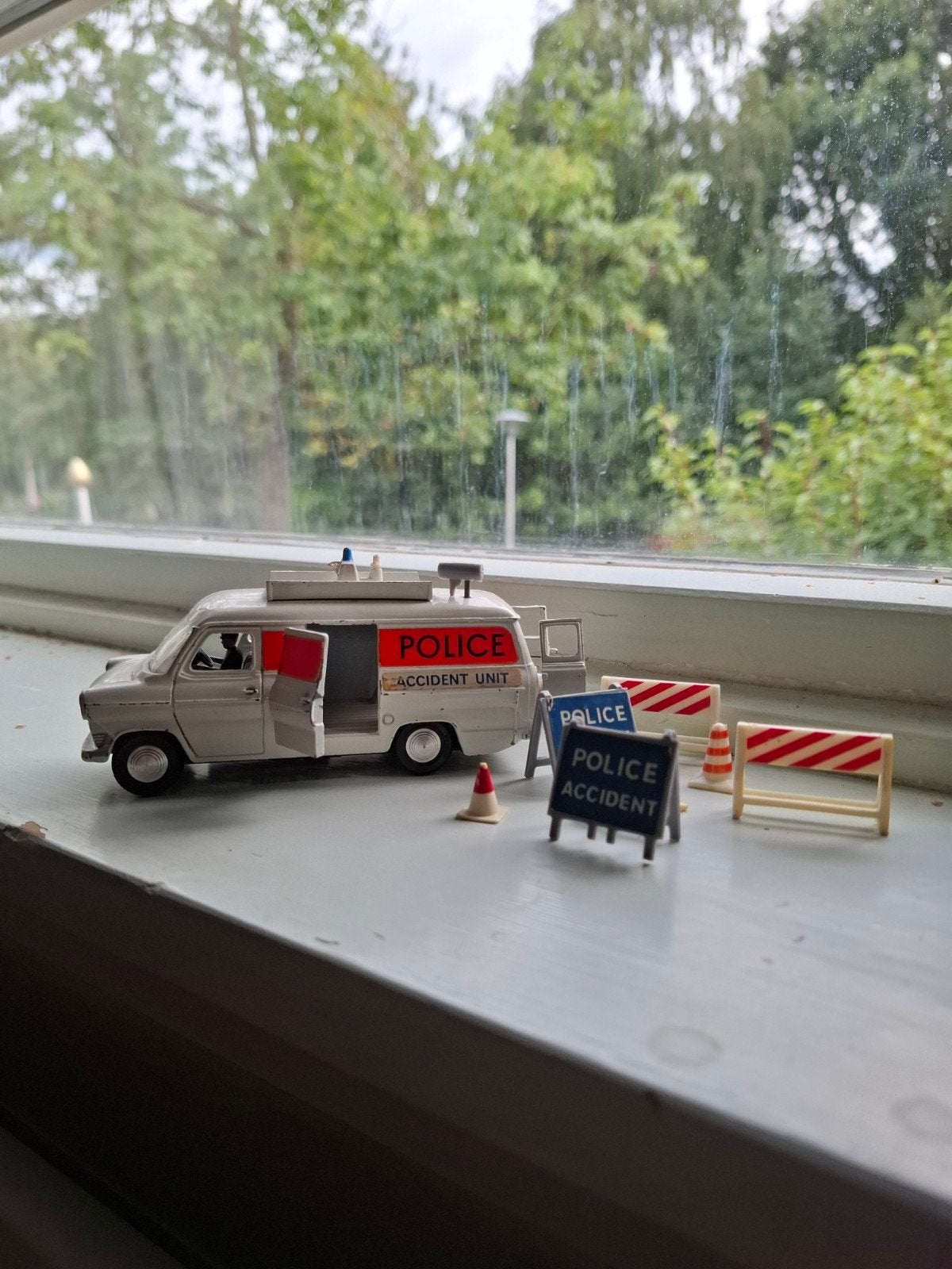 dinky toys politieauto met pion en waarschuwingsborden, Ophalen of Verzenden, Zo goed als nieuw, Bus of Vrachtwagen, Dinky Toys