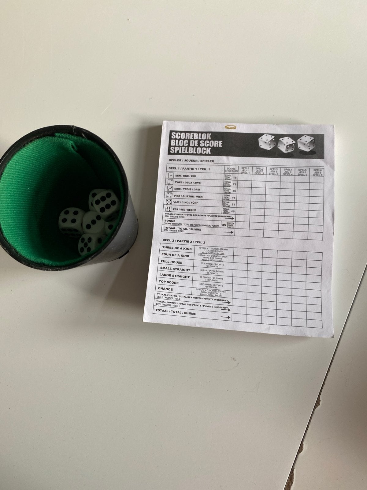 Yahtzee dobbelspel met scoreblok en beker, Een of twee spelers, Ophalen of Verzenden, Gebruikt, Reisspel