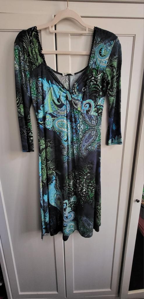 Leuk fleurig jurkje met driekwart mouw in blauw groen tinten, Kleding | Dames, Jurken, Blauw, Nieuw, Ophalen of Verzenden, Boven de knie