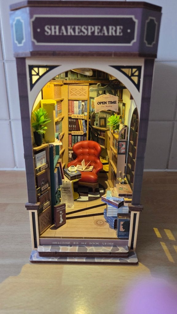 Robotime Rolife Book Nook Schakespeare's Bookstore, Hobby en Vrije tijd, Knutselen, Gebruikt, Overige typen, Meerkleurig, Overige merken