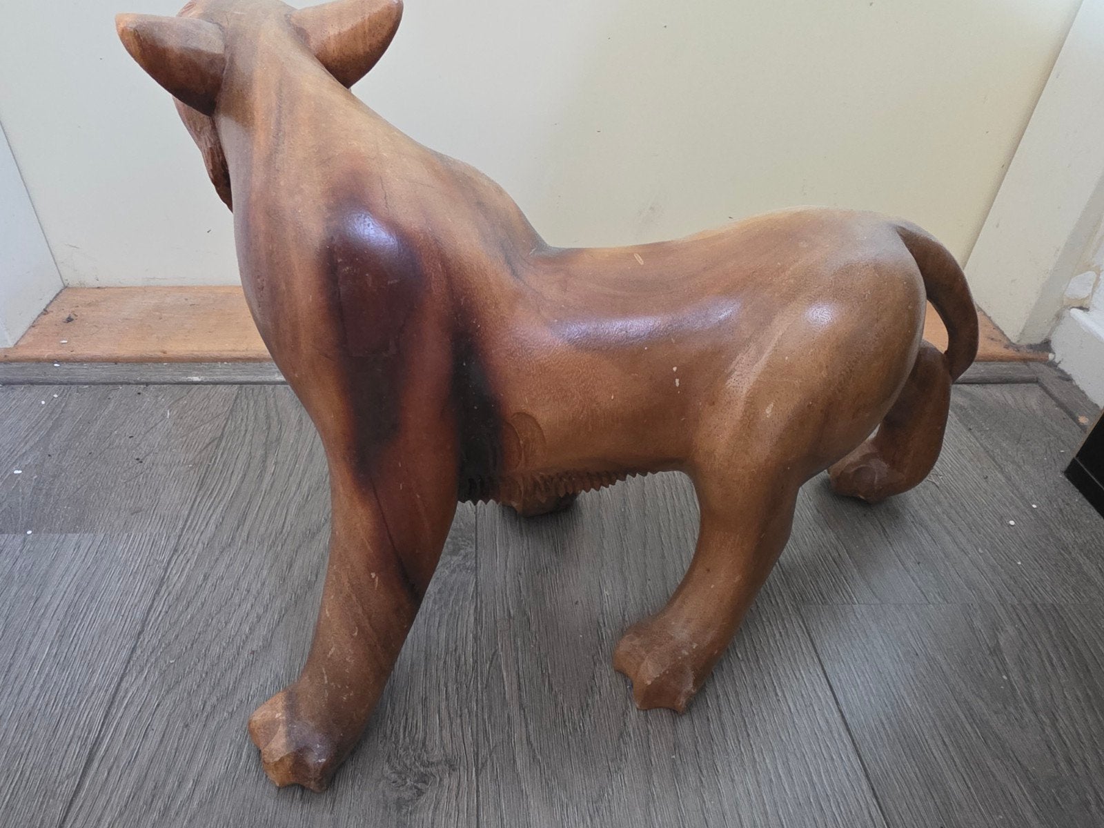 Houten leeuw beeld - Handgesneden, Antiek en Kunst, Kunst | Beelden en Houtsnijwerken, Ophalen of Verzenden, 20 - 50 cm, Beeld