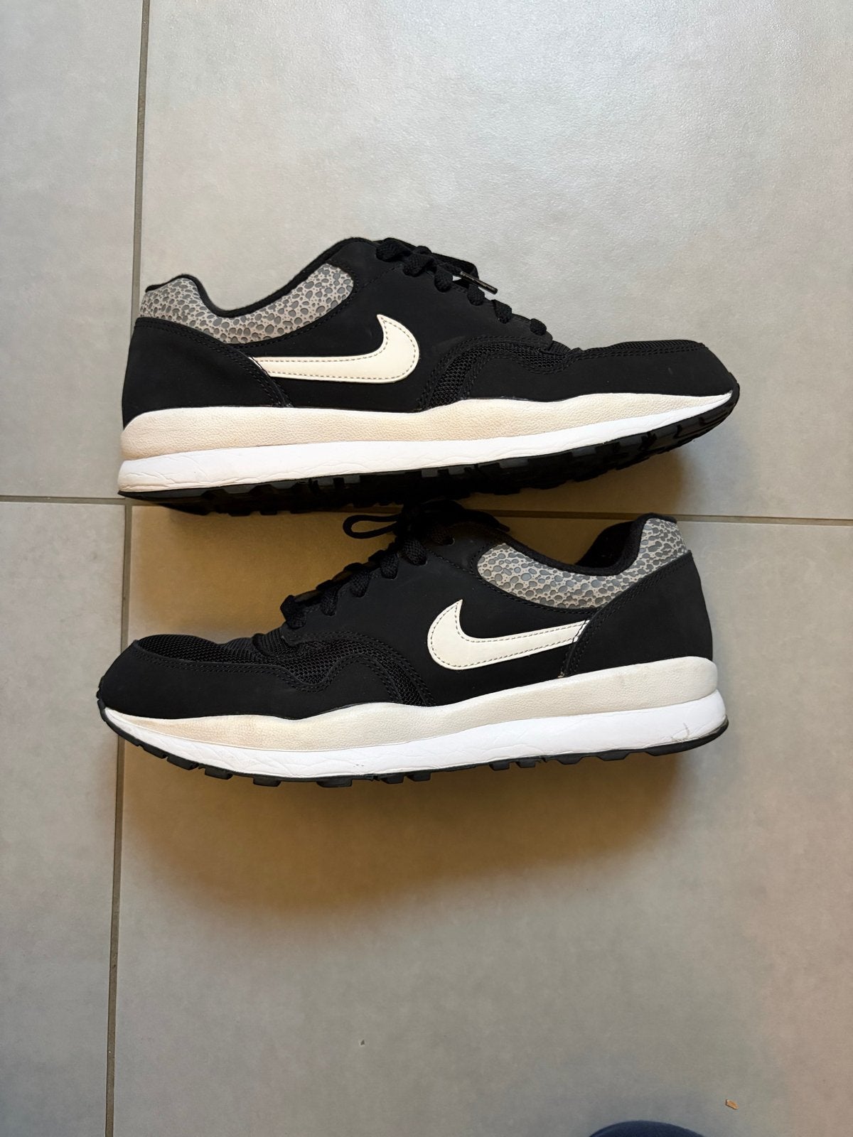 Nike Air Safari QS Black - Zo goed als nieuw - Maat 43, Ophalen of Verzenden, Zo goed als nieuw, Zwart, Sneakers of Gympen