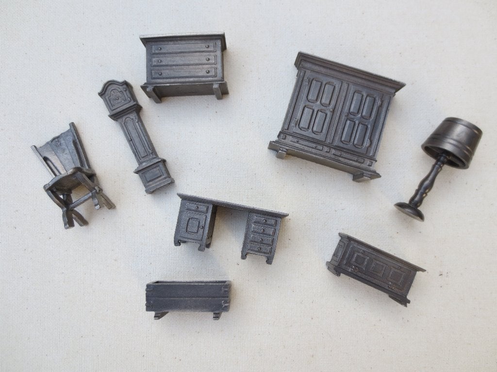 Tinnen miniatuurmeubels + wapenschild, Ophalen of Verzenden