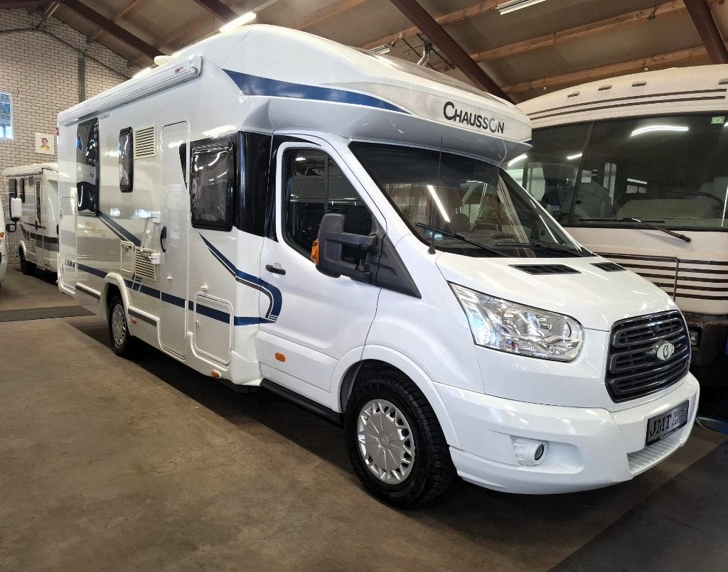 Prachtige Chausson Trigano 718EB met verlaagt queensbed, Achteruitrijcamera, Ringverwarming, Raamblindering, Ford