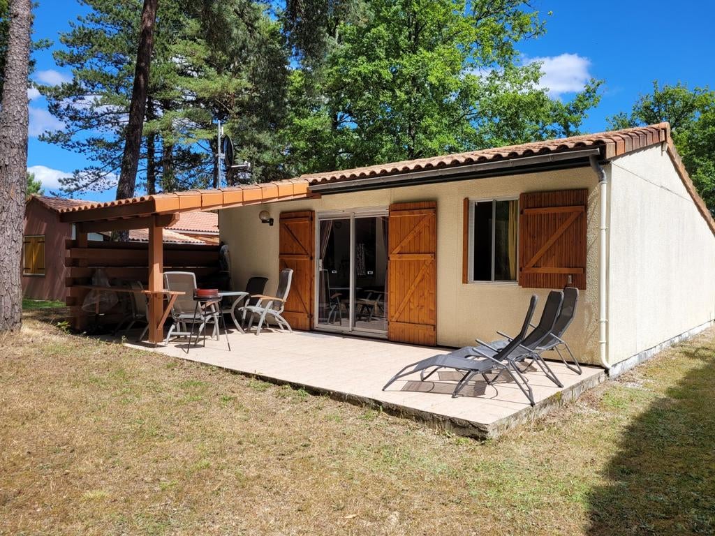 Heerlijk Vakantiehuisje te huur, Recreatiepark, Dordogne, In bos, Eigenaar