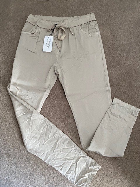 Baggy boek in champagne kleurig satijn nieuw met kaartje, Kleding | Dames, Broeken en Pantalons, Maat 38/40 (M), Beige, Nieuw
