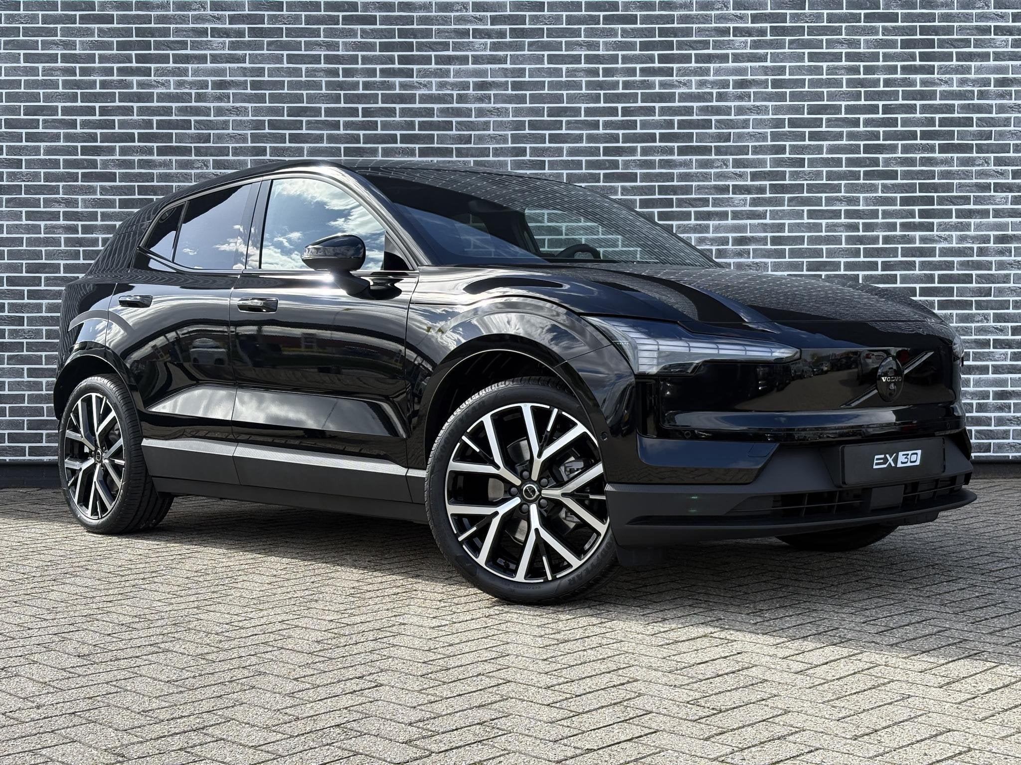 Volvo EX30 P5 Long Range Plus Black Edition Europa 69 kWh Go, Automaat, Achterwielaandrijving, Leder en Stof, Zwart