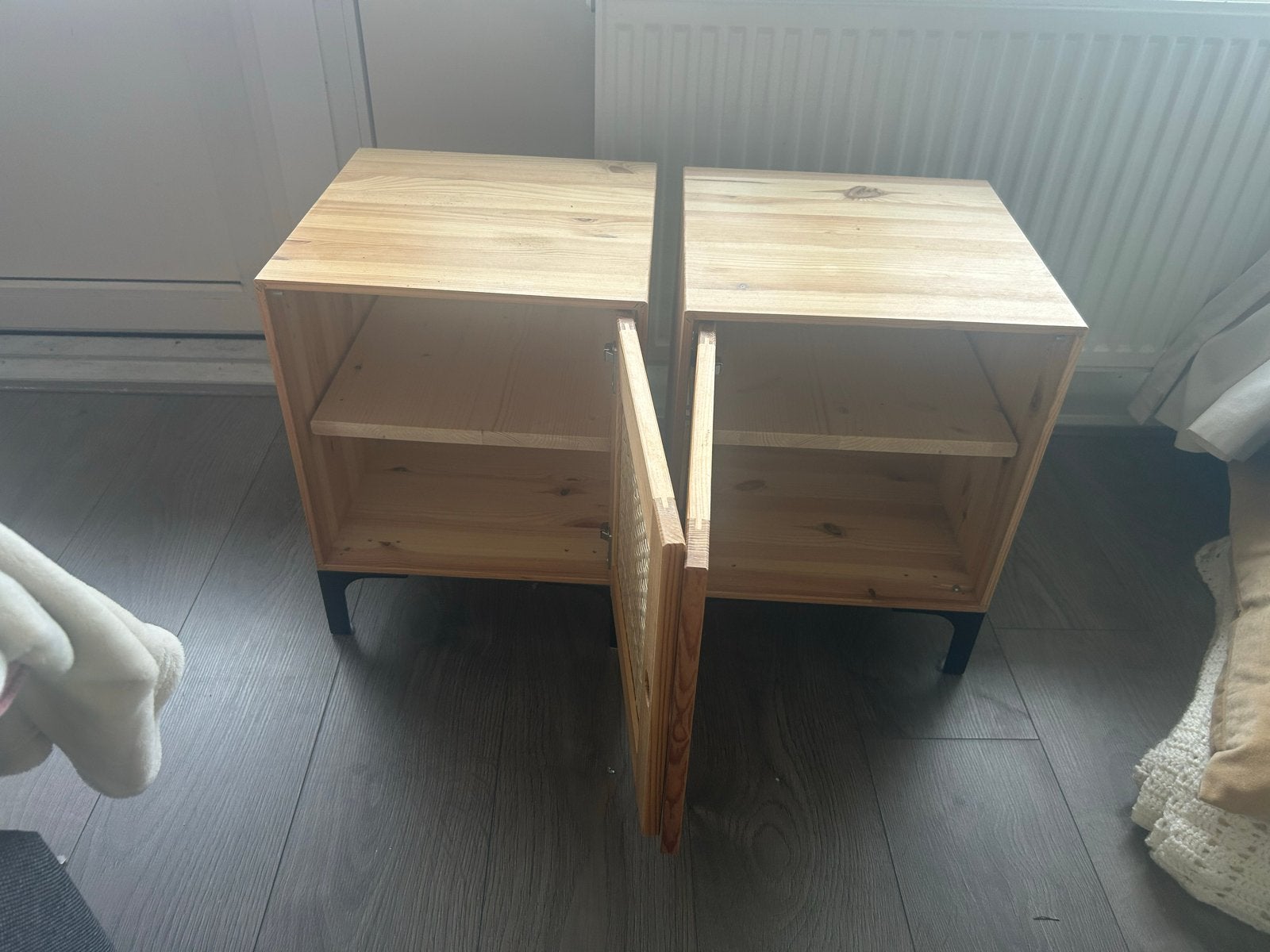 Set van 2 houten nachtkastjes met rotan deuren, Ophalen, Minder dan 45 cm, Zo goed als nieuw, Minder dan 55 cm