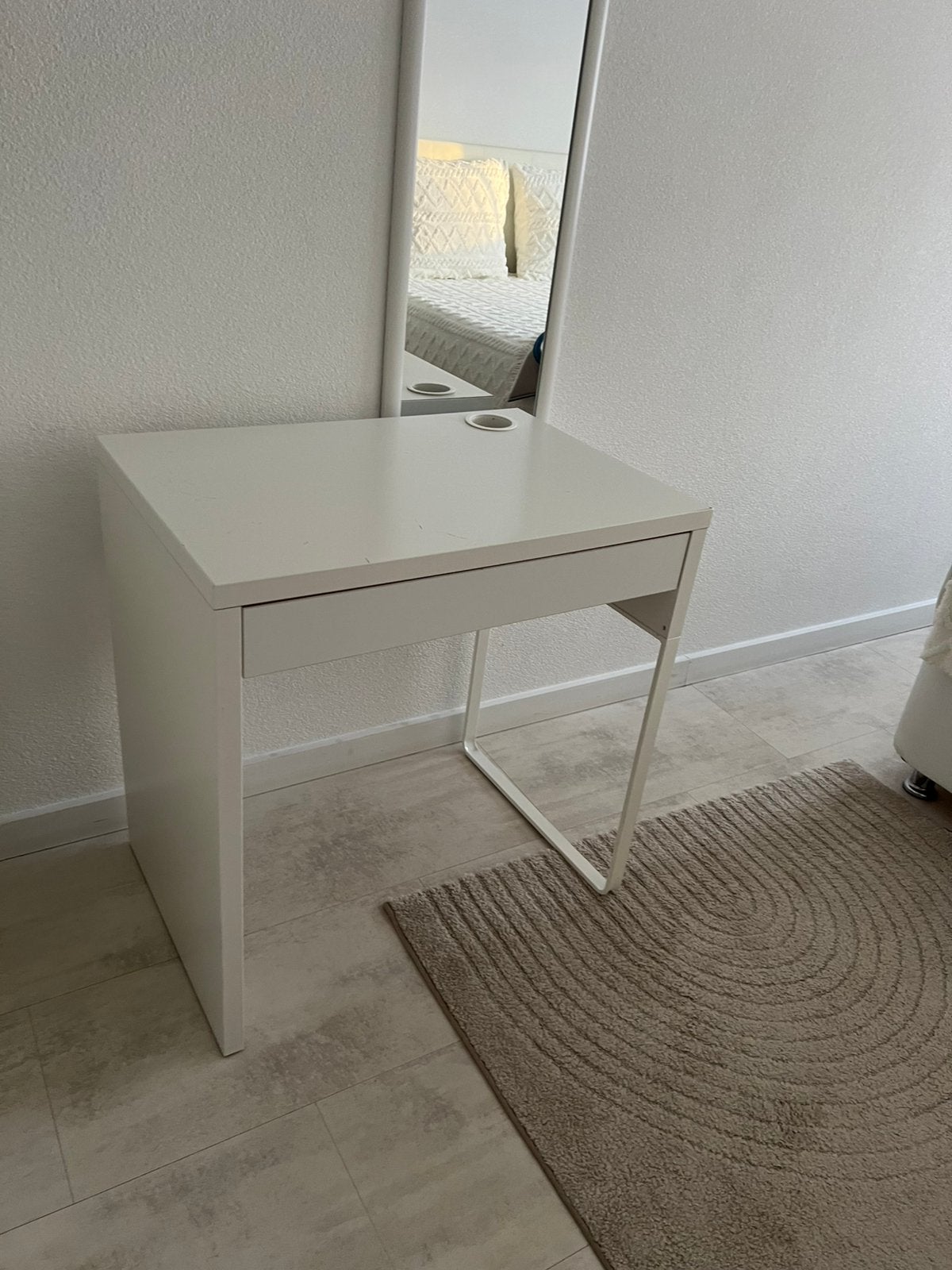 IKEA Bureau - Wit met lade en kabelgoot, Huis en Inrichting, Bureaus, Gebruikt, Met lades, Spaanplaat of MDF, Ophalen of Verzenden