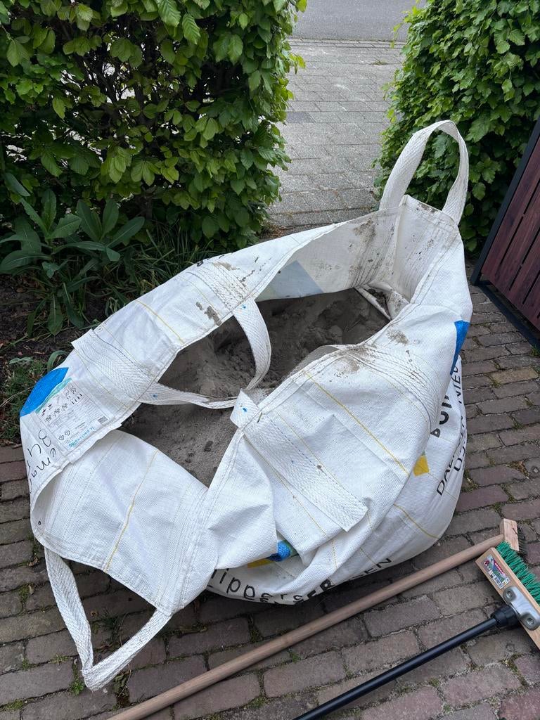 Gratis af te halen: zand - Ophoogzand / Straatzand, Ophalen, Gebruikt, Straatzand