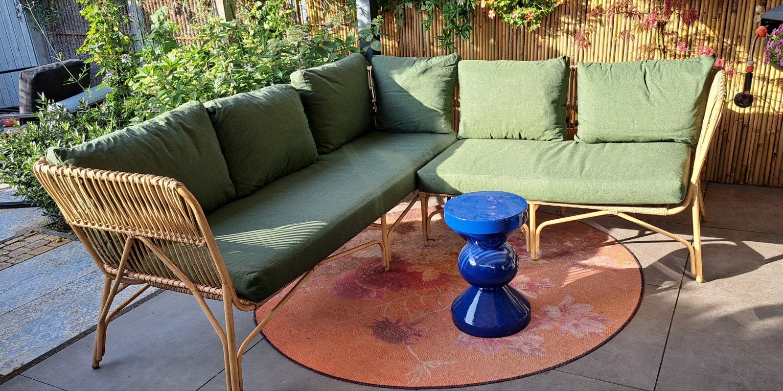 Rotanlook loungeset met groene kussens, Ophalen, Gebruikt