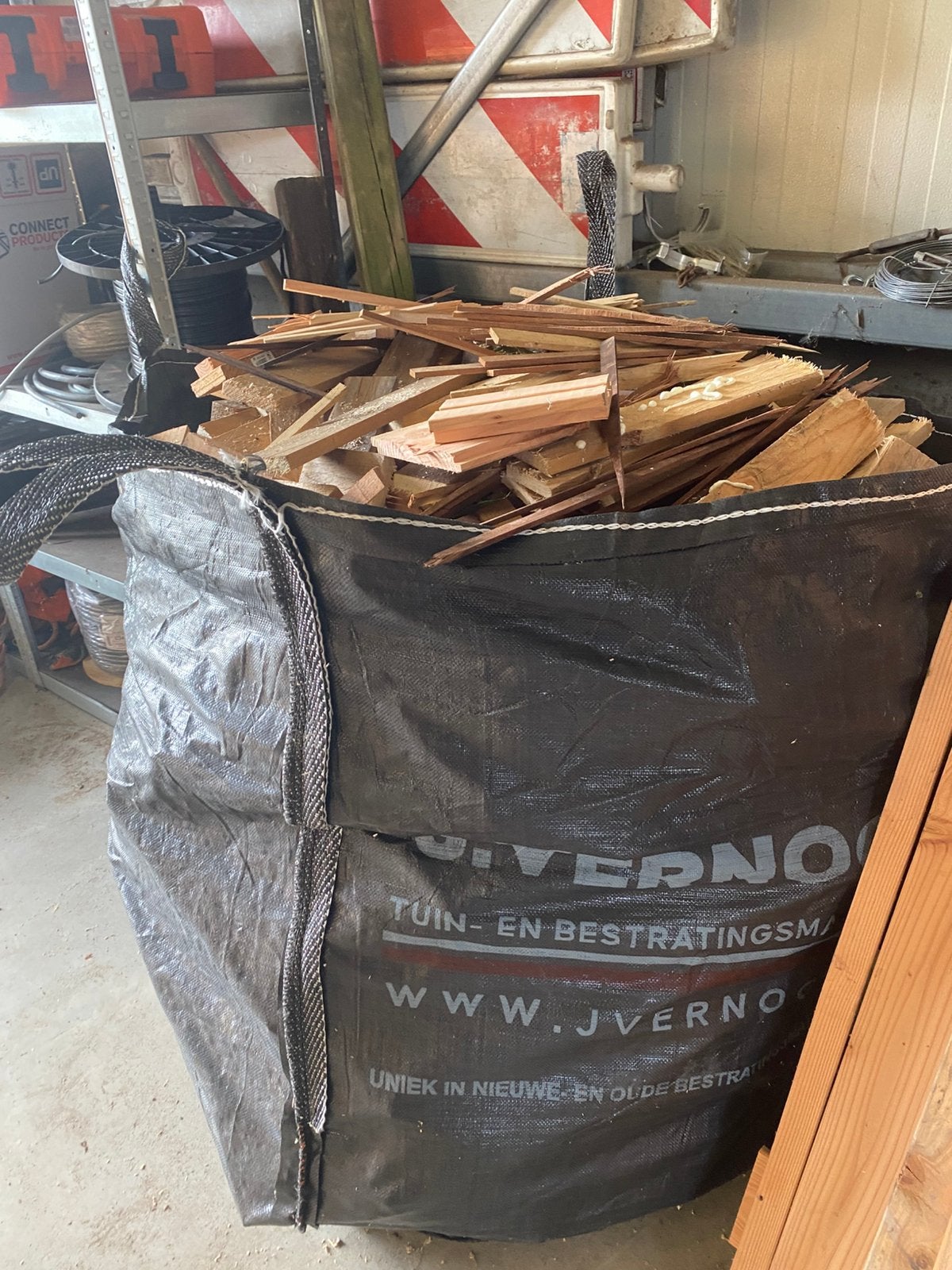 Aangeboden 4 m3 zakken rest hout , haardhout, Tuin en Terras, Minder dan 3 m³, Ophalen