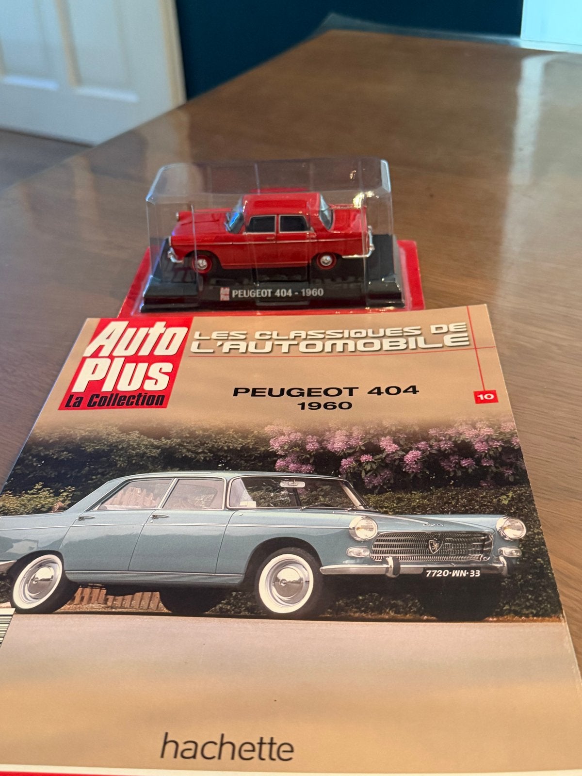 Peugeot 404 - 1960 modelauto met Auto Plus magazine, Ophalen of Verzenden, Nieuw, Auto, Overige merken
