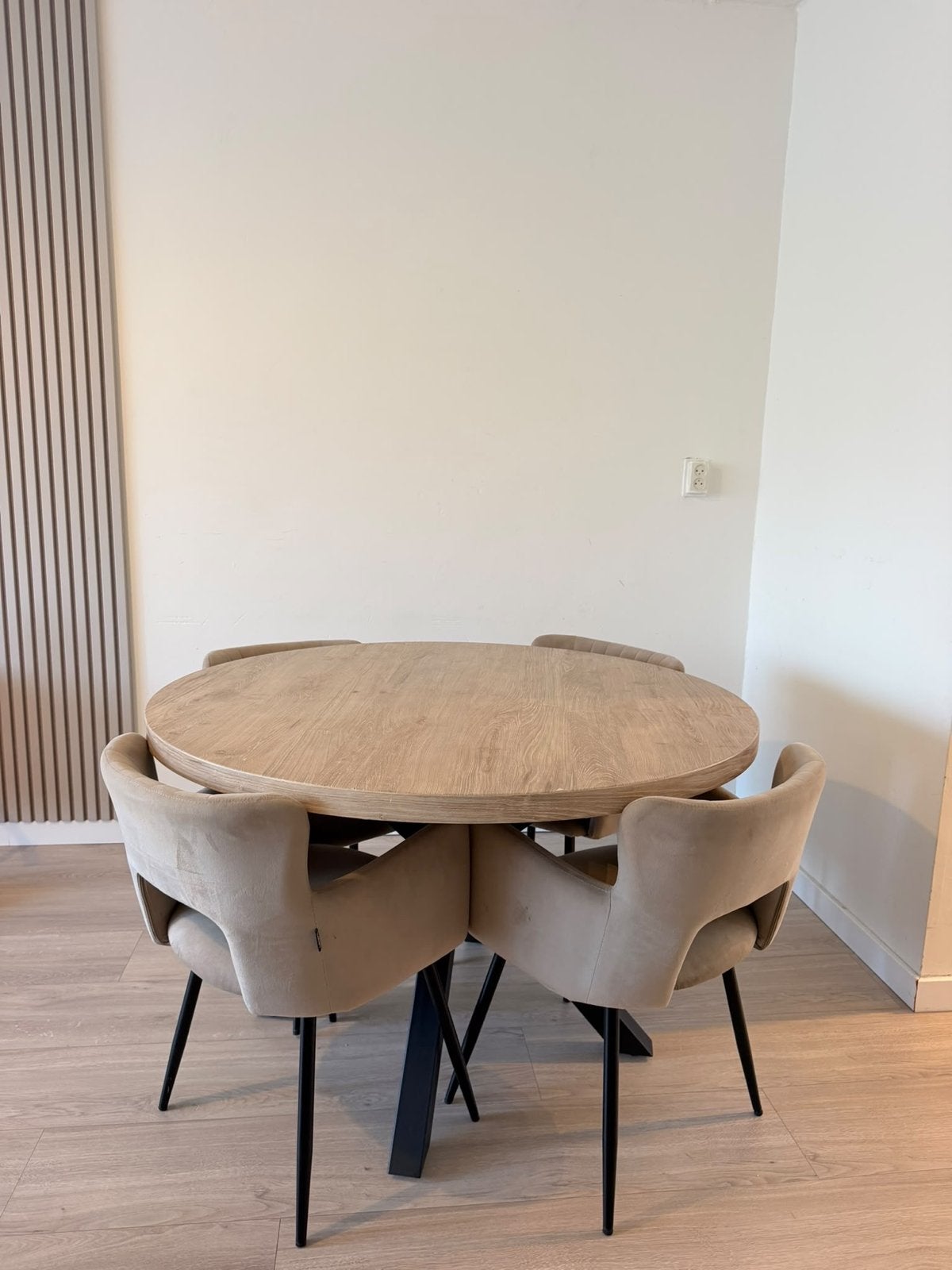 Ronde eettafel met 4 stoelen - Zo goed als nieuw