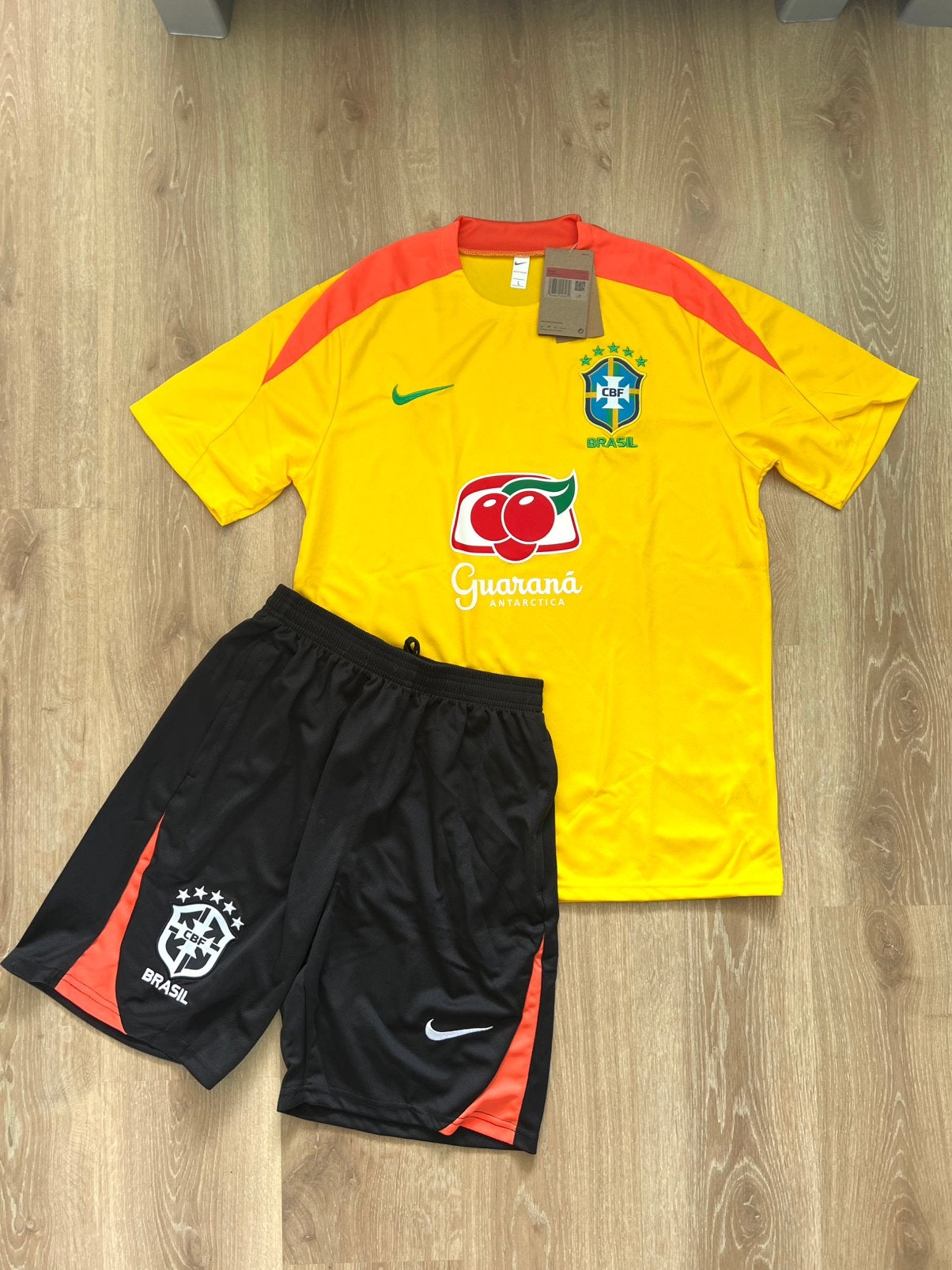Brazilië zomerset Nike geel  Maat L, Maat 52/54 (L), Geel, Nieuw, Ophalen of Verzenden