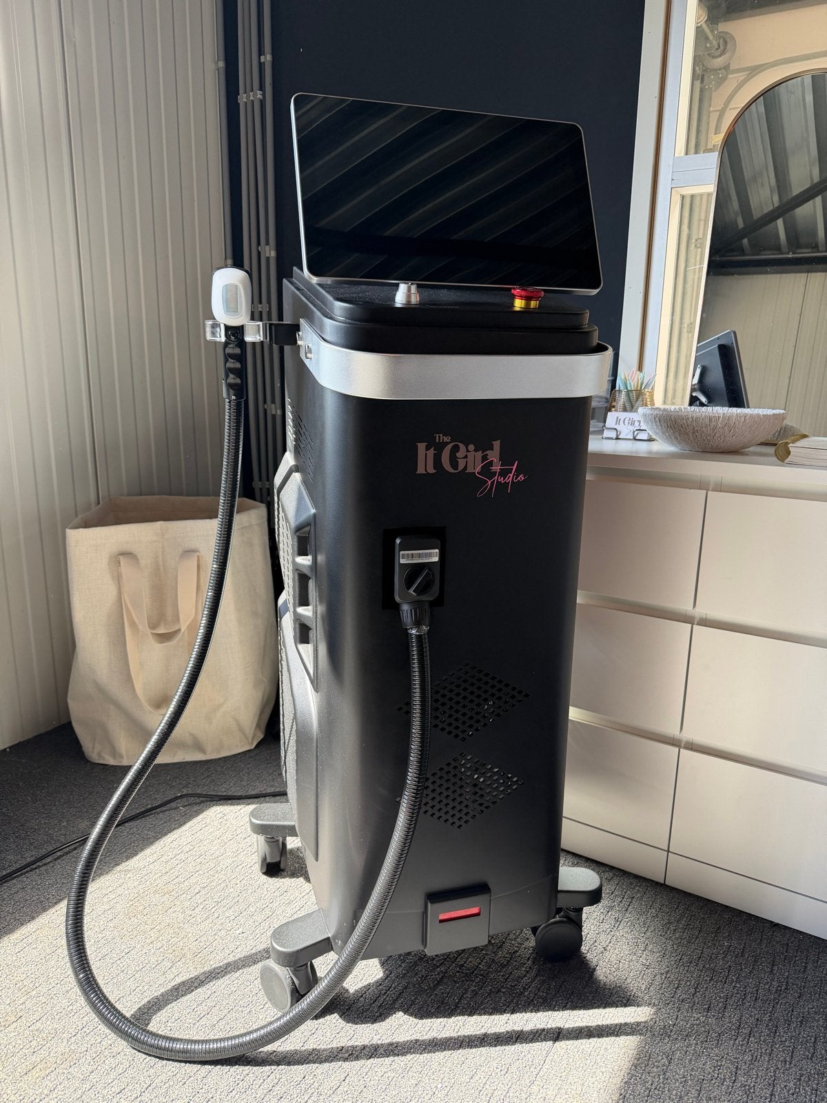 Professionele Laser Ontharingsapparaat - The It Girl Studio, Witgoed en Apparatuur, Persoonlijke-verzorgingsapparatuur, Zo goed als nieuw
