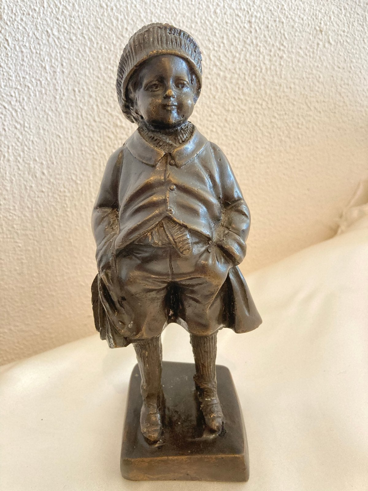 Gepatineerd bronzen beeld van jongen, mogelijk Schmidt Felli, Minder dan 20 cm, Ophalen of Verzenden, Beeld, Man