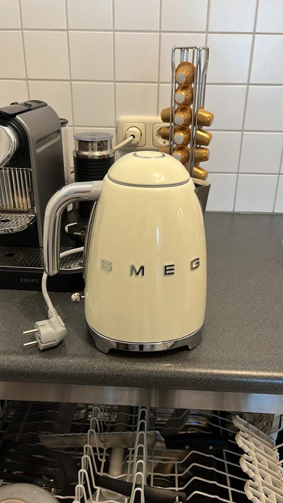 SMEG waterkoker - Zo goed als nieuw, weinig gebruikt, 1 tot 2 liter, Ophalen of Verzenden, Zo goed als nieuw, Draadloos