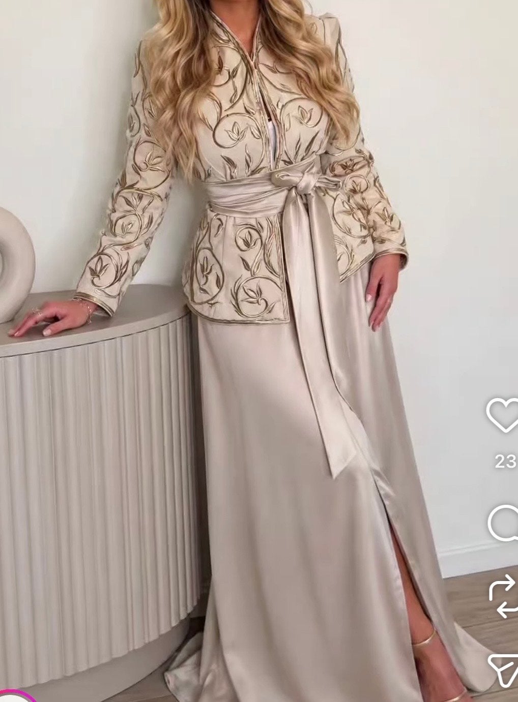 Elegante Karakou  met borduursel en ceintuur, Kleding | Dames, Jurken, Beige, Maat 42/44 (L), Nieuw, Ophalen of Verzenden